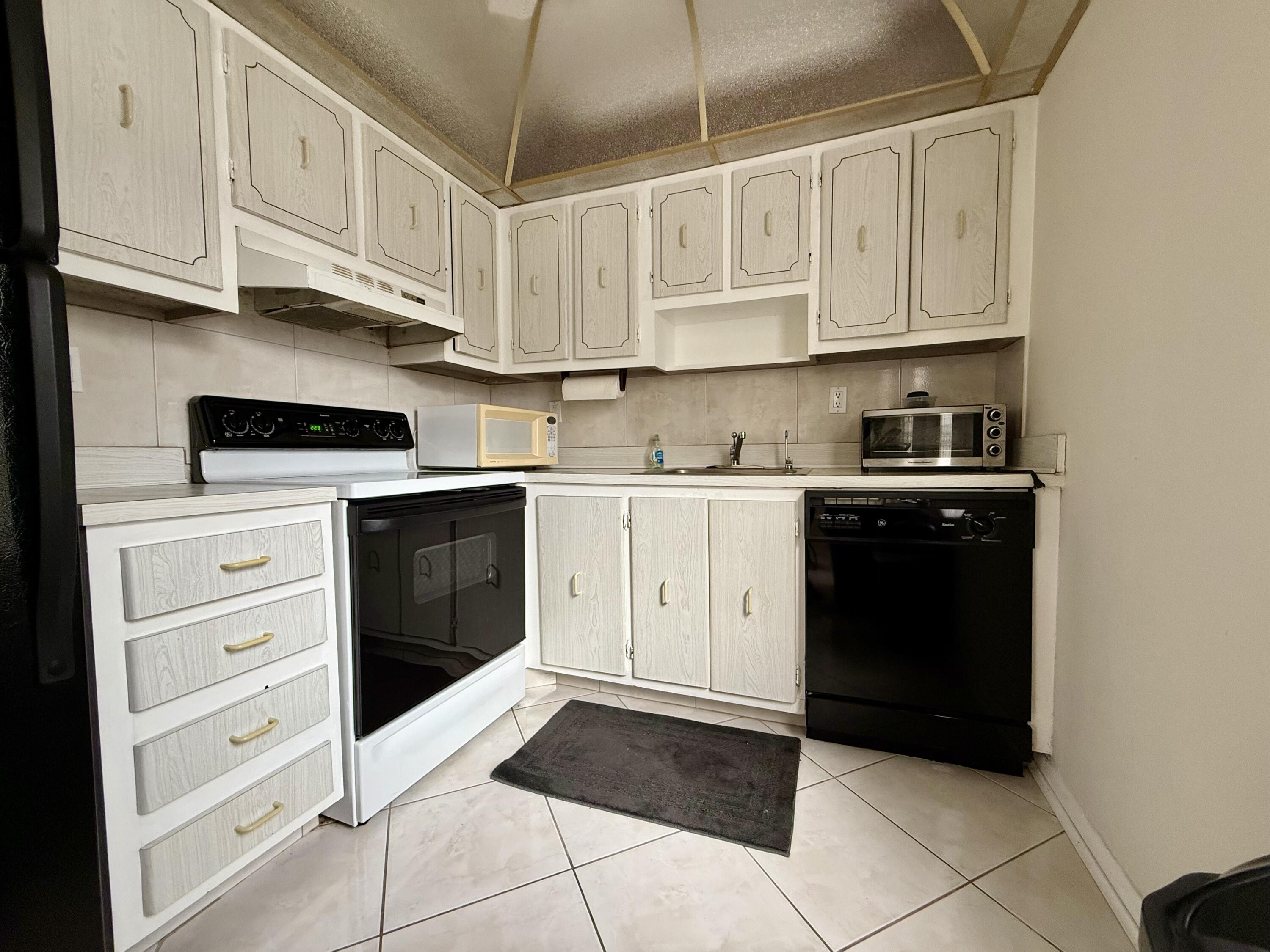 470 Capri G Delray Beach, FL 33484 - Photo 6 of 28 IMG_5527