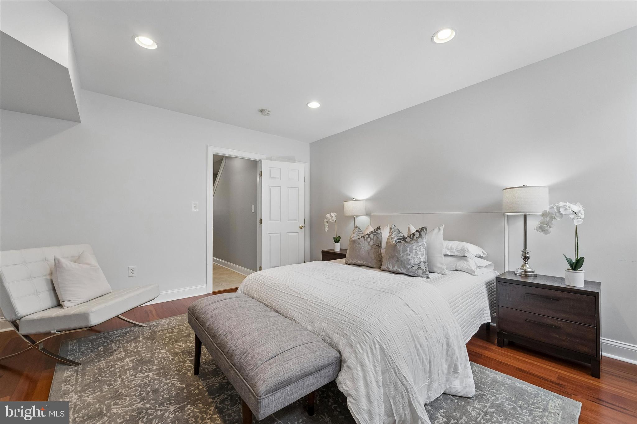 2001 Carpenter Street, Unit B Philadelphia, PA 19146 - Photo 17 of 31 a bedroom with a bed and a lamp