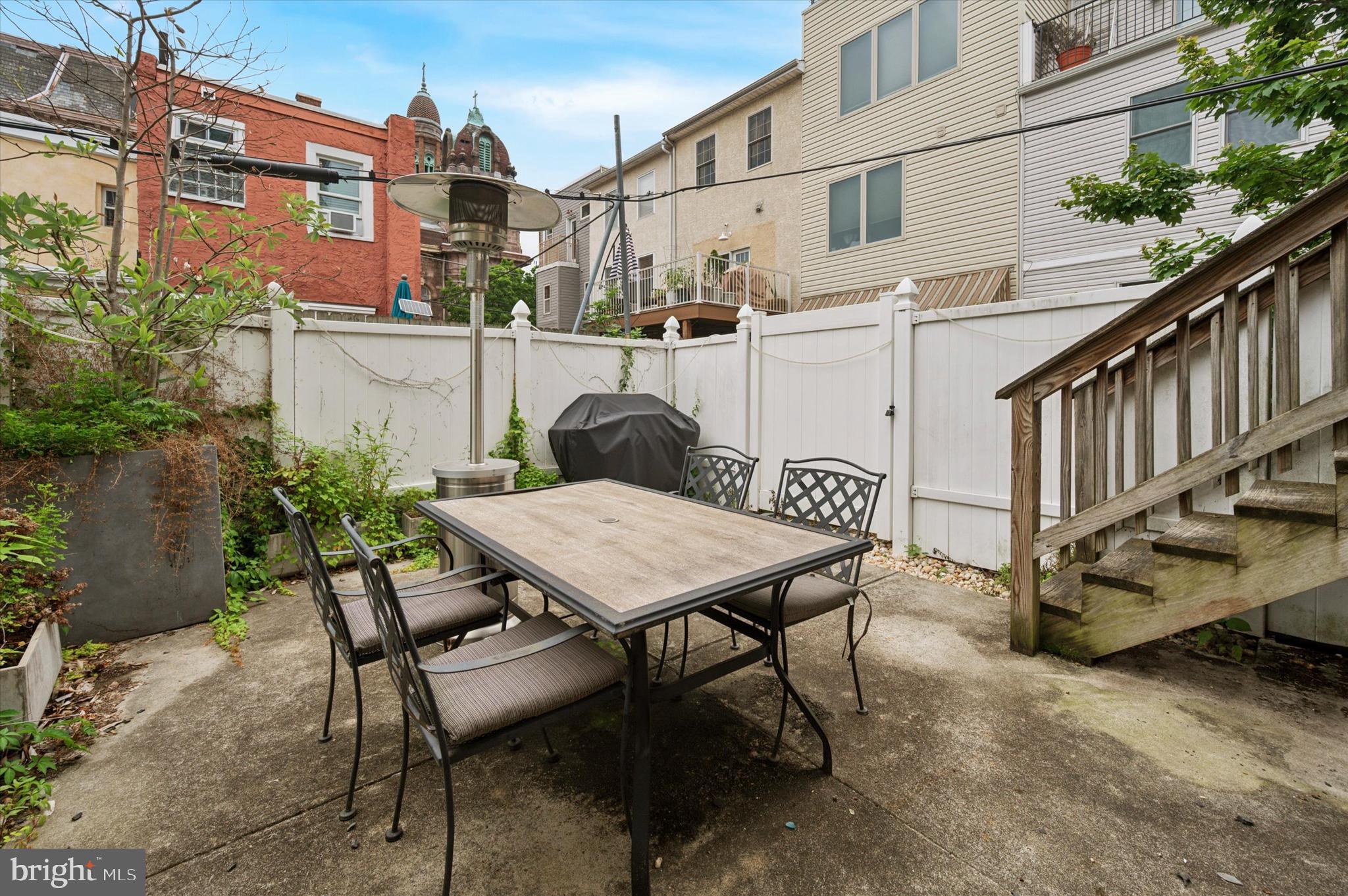 2001 Carpenter Street, Unit B Philadelphia, PA 19146 - Photo 25 of 31 a backyard of a house with table and chairs