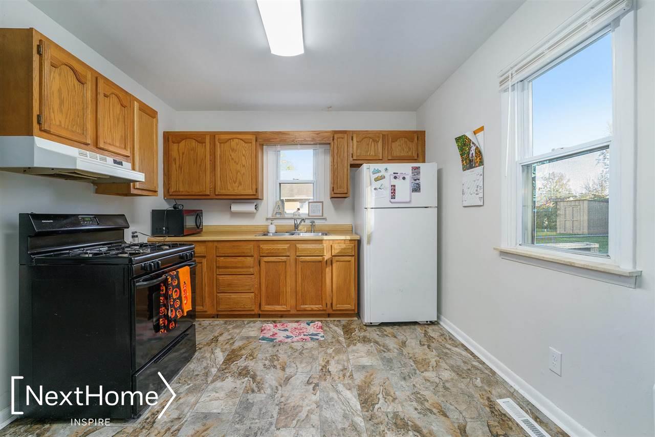3280 Hemphill Road Burton, MI 48529 - Photo 4 of 14 50058655-3.JPG
