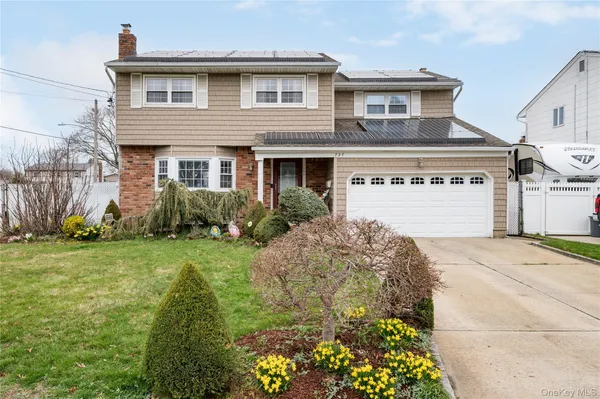 $749,000 | 727 Outlook Avenue, West Babylon, NY 11704