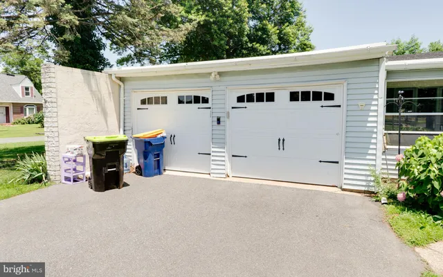 a view of house with a yard