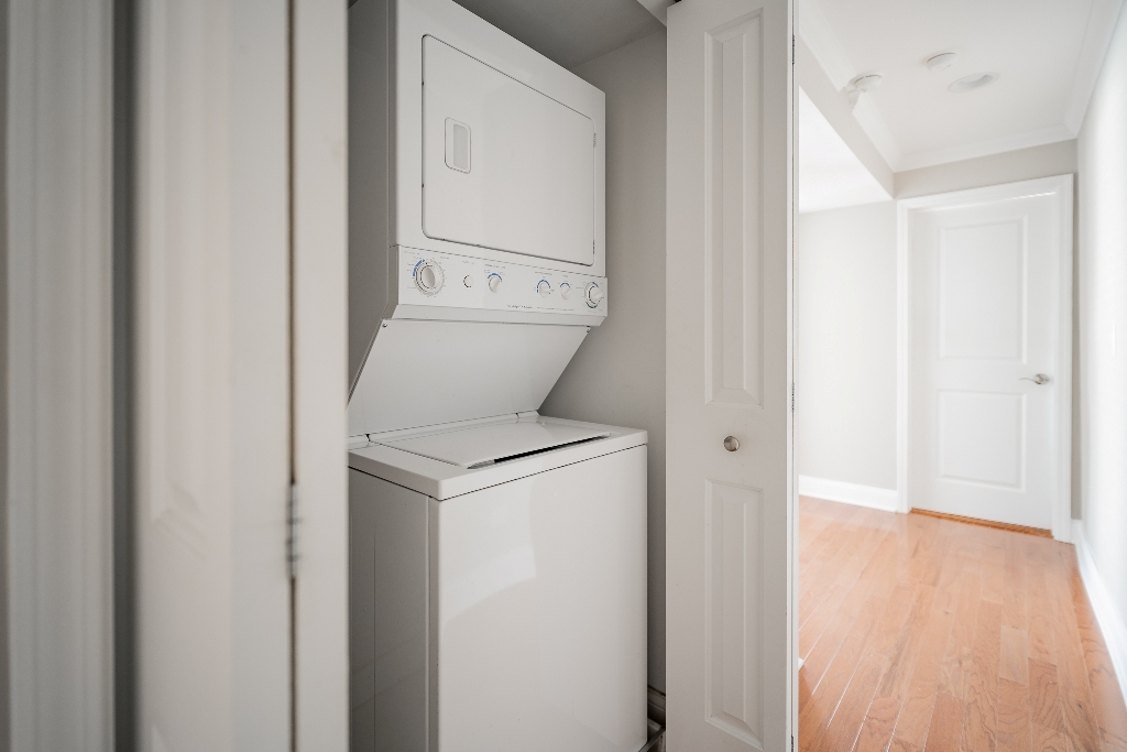 515 Sheridan Road, Unit 101 Evanston, IL 60202 - Photo 2 of 18 a utility room with dryer and washer