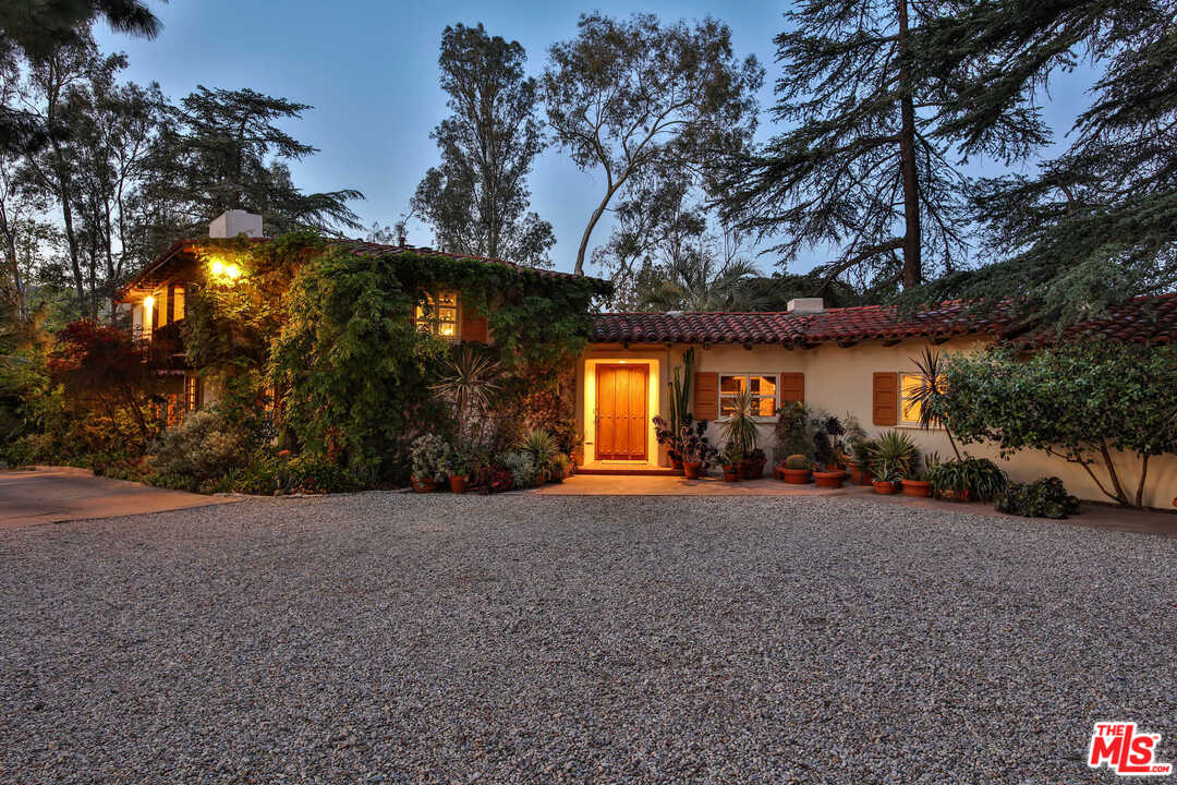 39 Oakmont Drive Los Angeles, CA 90049 - Photo 11 of 16