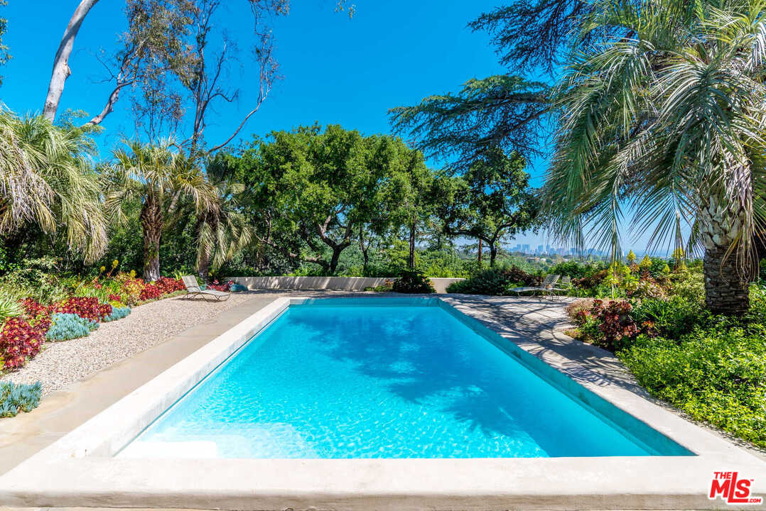 39 Oakmont Drive Los Angeles, CA 90049 - Photo 13 of 16