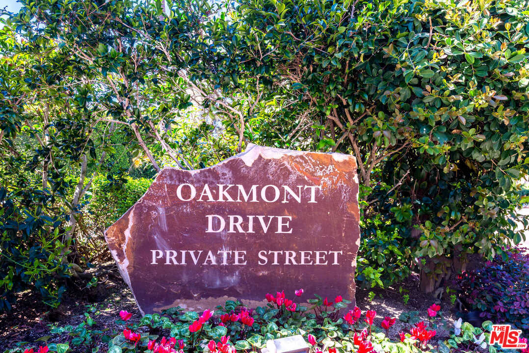 39 Oakmont Drive Los Angeles, CA 90049 - Photo 14 of 16