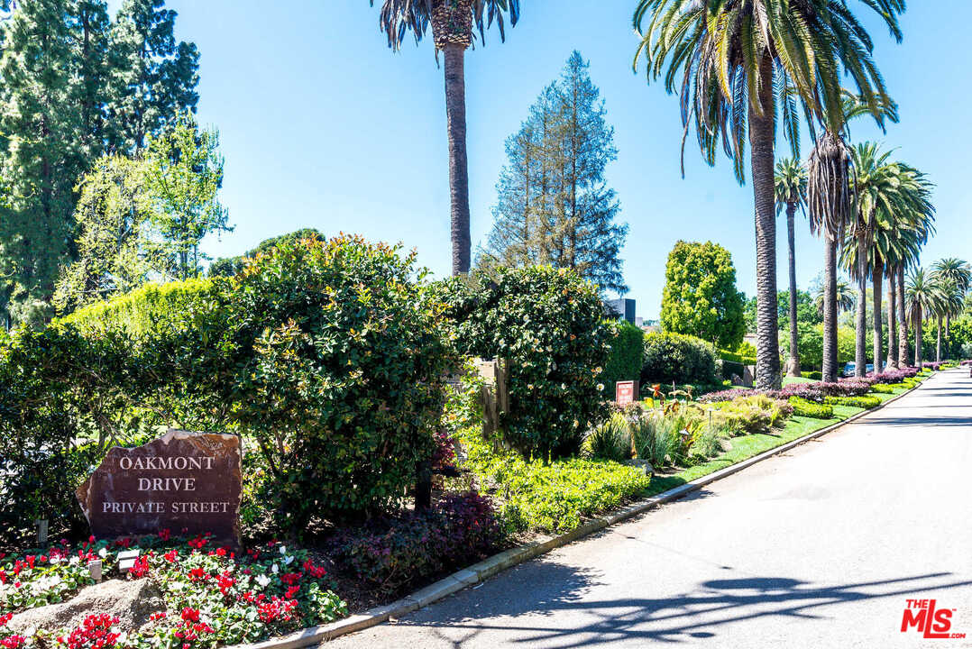 39 Oakmont Drive Los Angeles, CA 90049 - Photo 15 of 16
