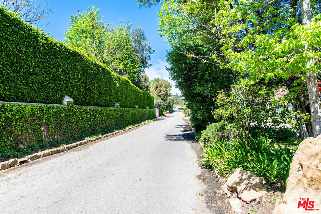 39 Oakmont Drive Los Angeles, CA 90049 - Photo 16 of 16