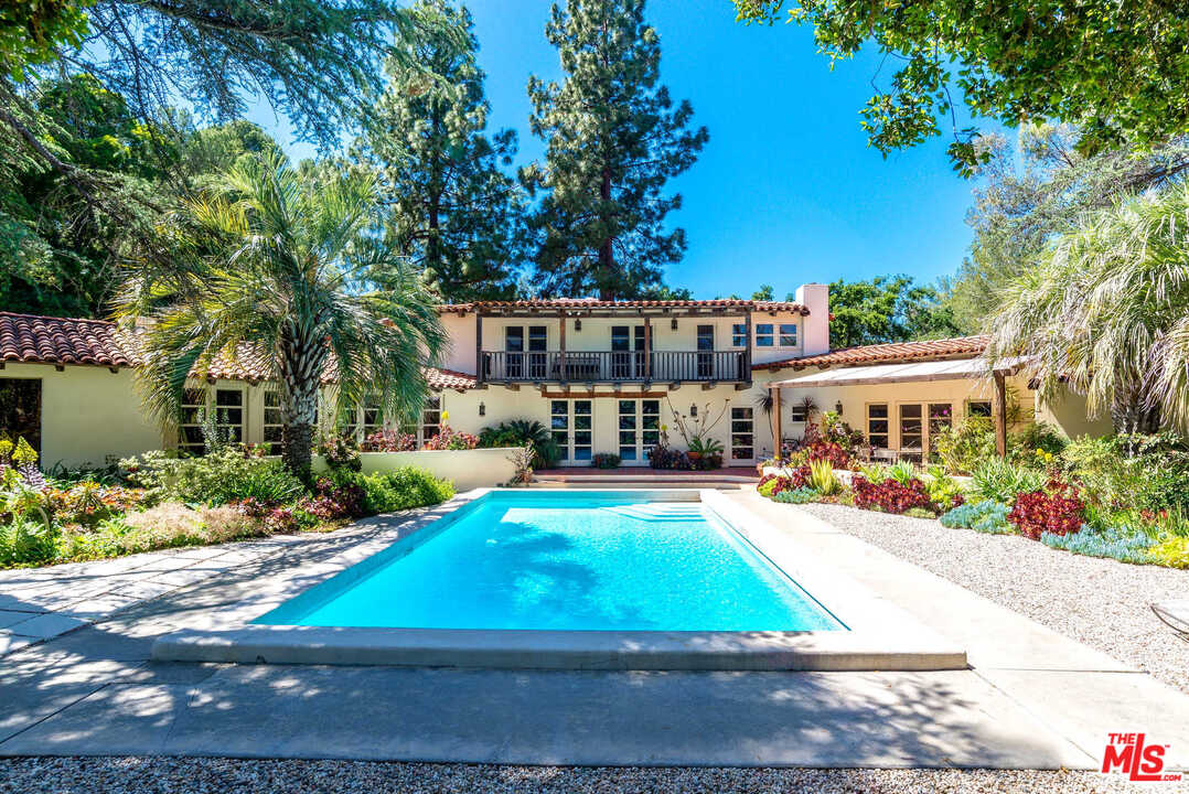 39 Oakmont Drive Los Angeles, CA 90049 - Photo 3 of 16