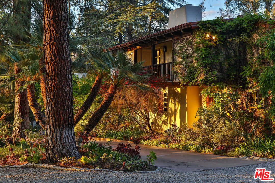 39 Oakmont Drive Los Angeles, CA 90049 - Photo 9 of 16