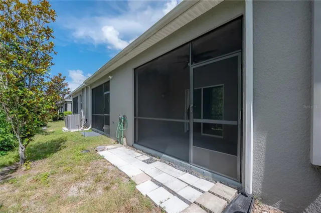 a view of a backyard