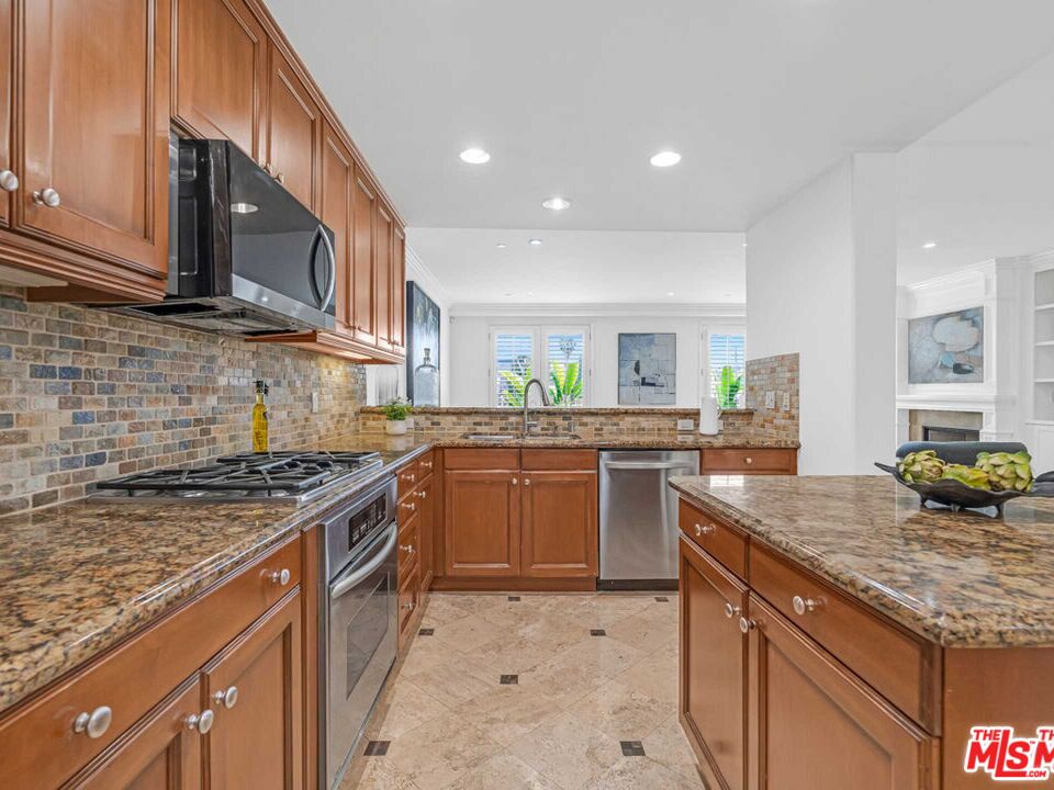 143 North Arnaz Drive, Unit 304 Beverly Hills, CA 90211 - Photo 15 of 39