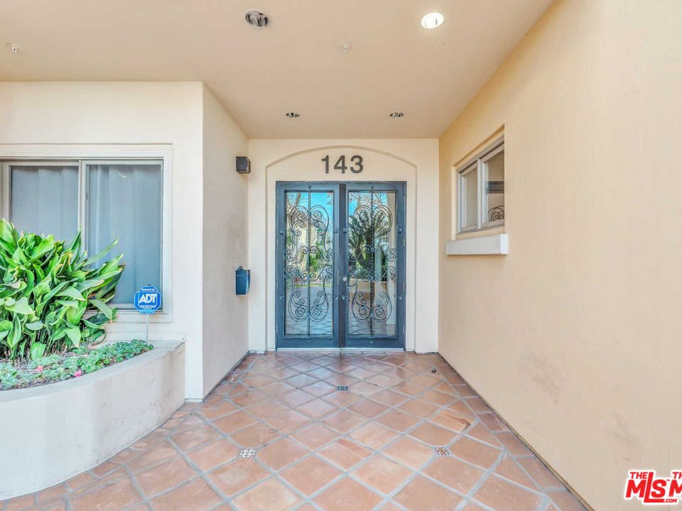 143 North Arnaz Drive, Unit 304 Beverly Hills, CA 90211 - Photo 3 of 39