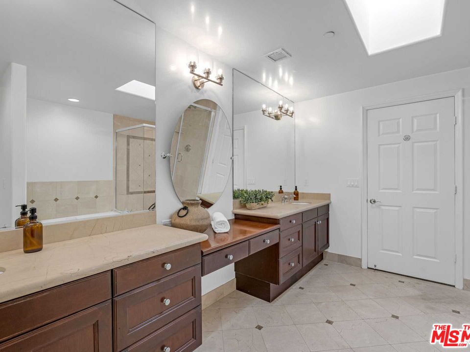 143 North Arnaz Drive, Unit 304 Beverly Hills, CA 90211 - Photo 37 of 39