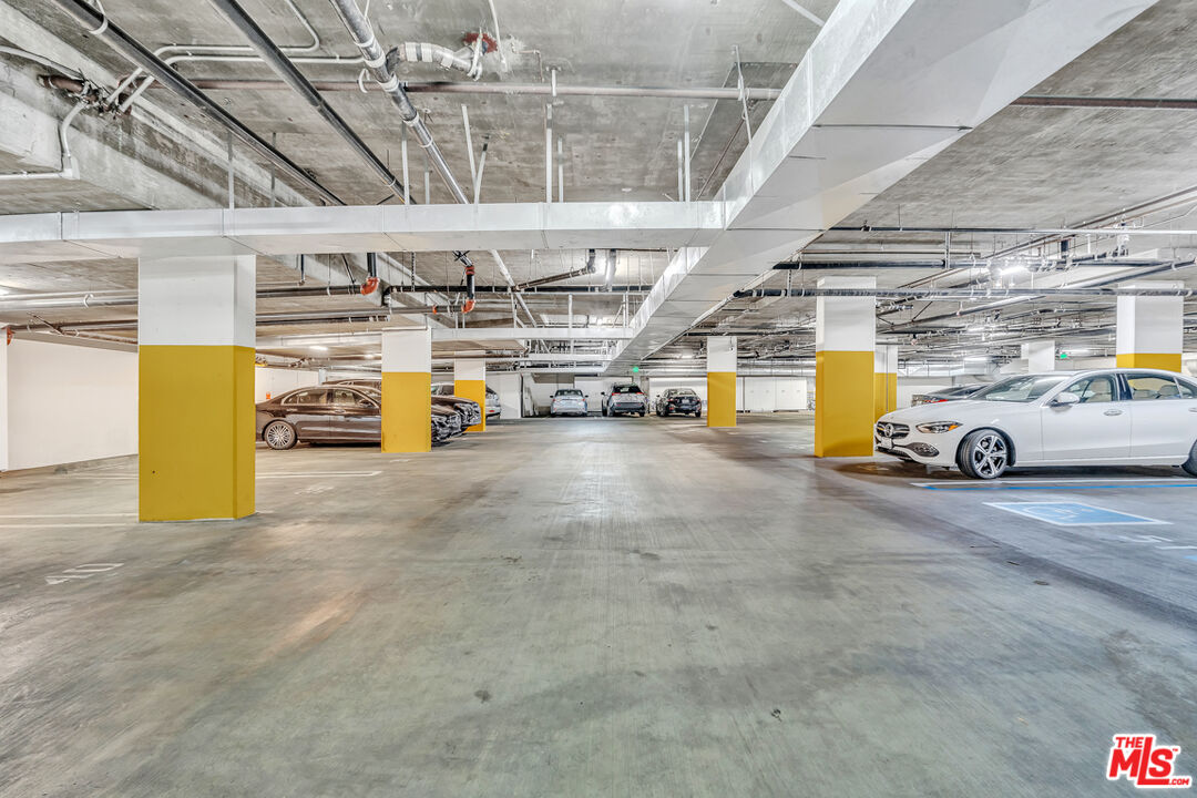 143 North Arnaz Drive, Unit 304 Beverly Hills, CA 90211 - Photo 38 of 39