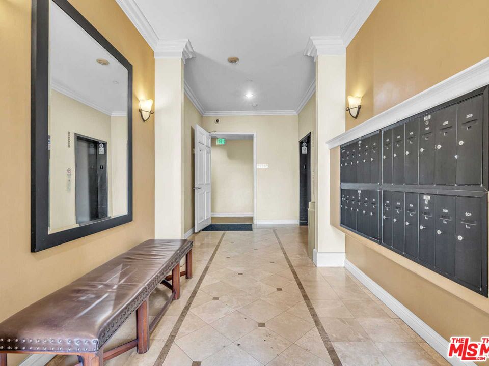 143 North Arnaz Drive, Unit 304 Beverly Hills, CA 90211 - Photo 4 of 39