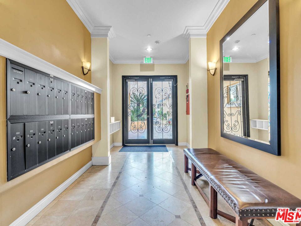 143 North Arnaz Drive, Unit 304 Beverly Hills, CA 90211 - Photo 5 of 39