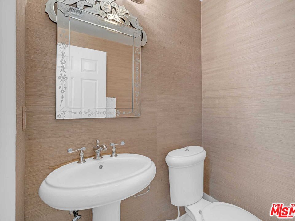 143 North Arnaz Drive, Unit 304 Beverly Hills, CA 90211 - Photo 8 of 39