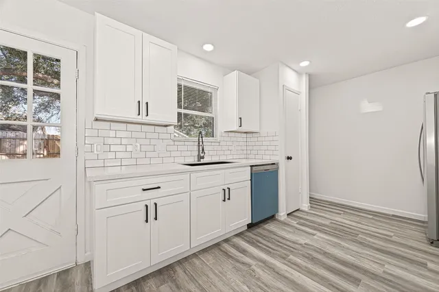 a view of a livingroom with a ceiling fan & hardwood floor