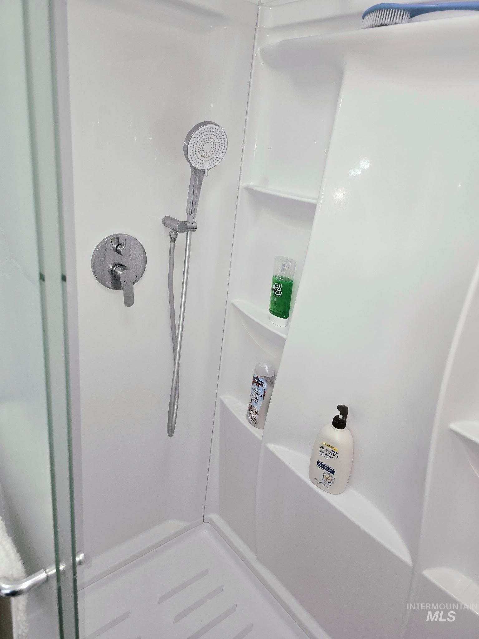 2115 6th Avenue, Unit 51 Clarkston, WA 99403 - Photo 23 of 34 Full bath featuring a shower stall