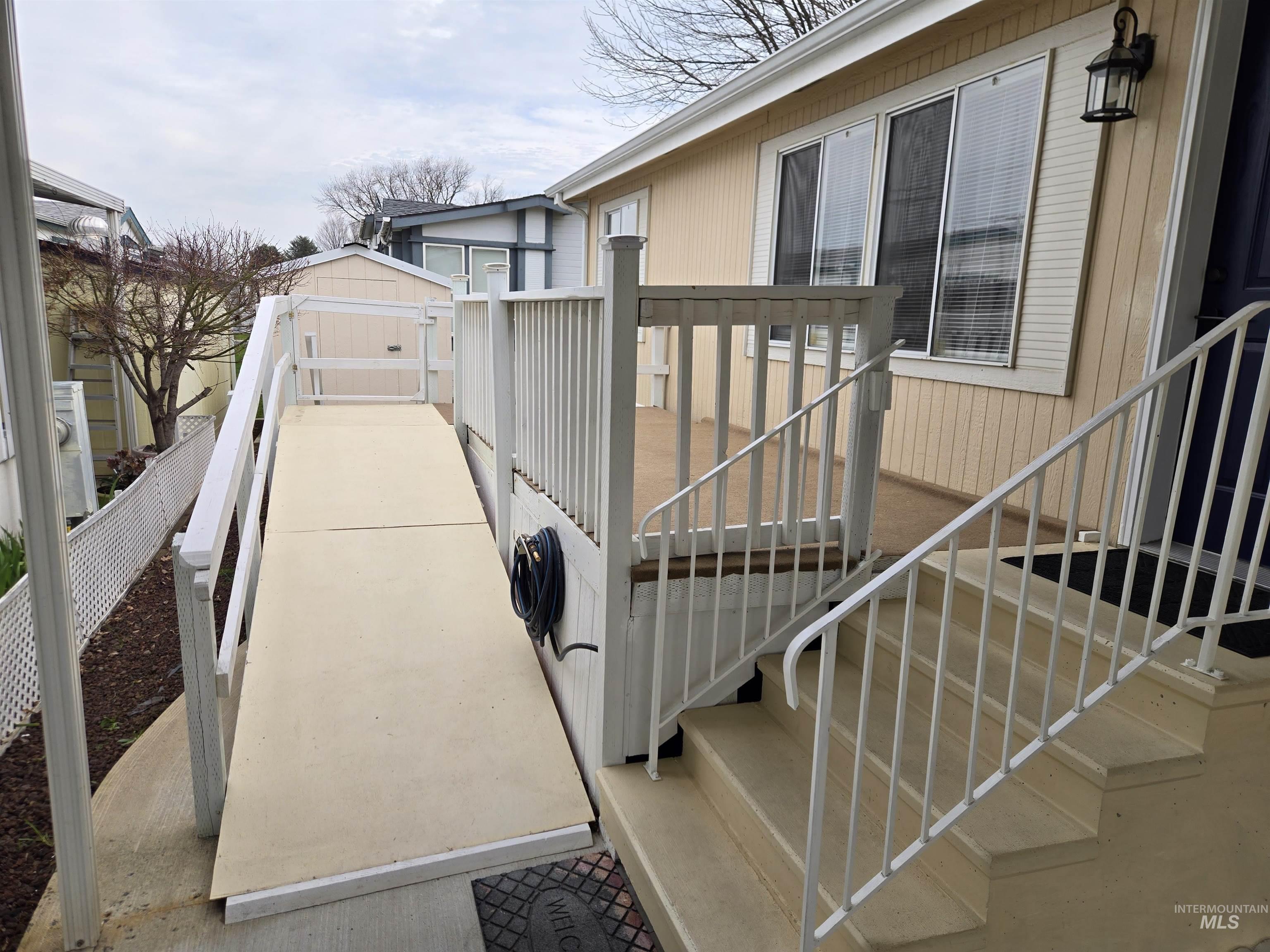 2115 6th Avenue, Unit 51 Clarkston, WA 99403 - Photo 33 of 34 View of stairway