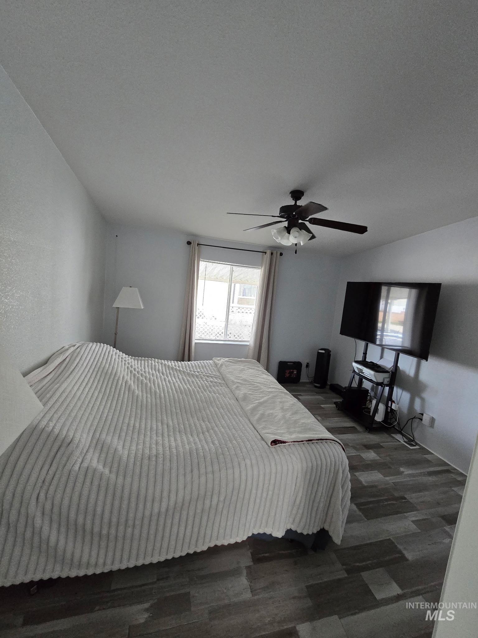 2115 6th Avenue, Unit 51 Clarkston, WA 99403 - Photo 10 of 34 Bedroom with ceiling fan