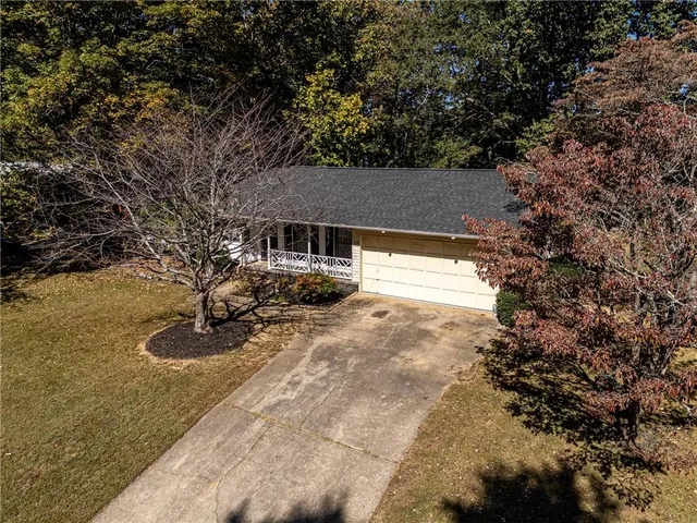 a view of a house with a yard