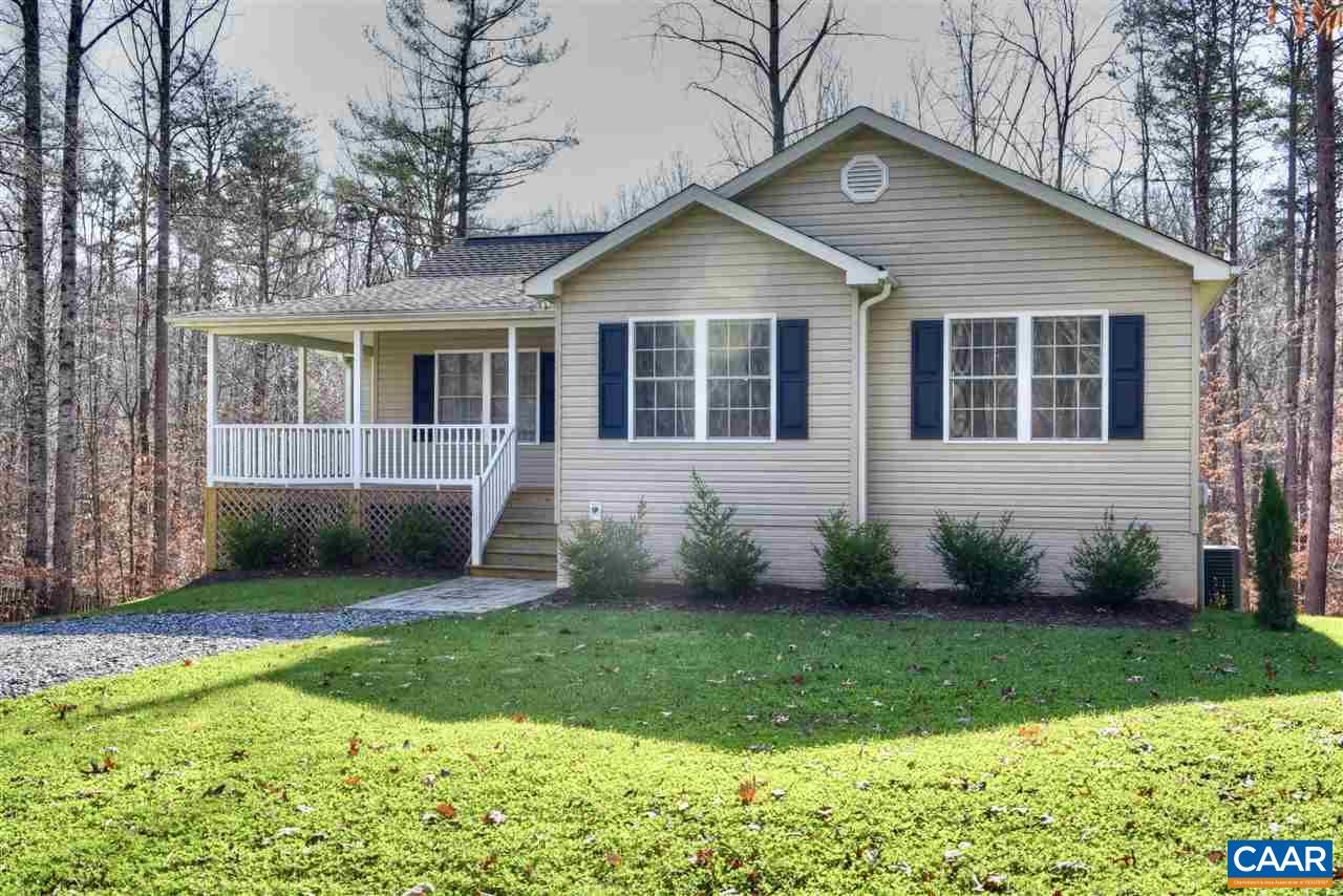 a view of front of a house with a yard