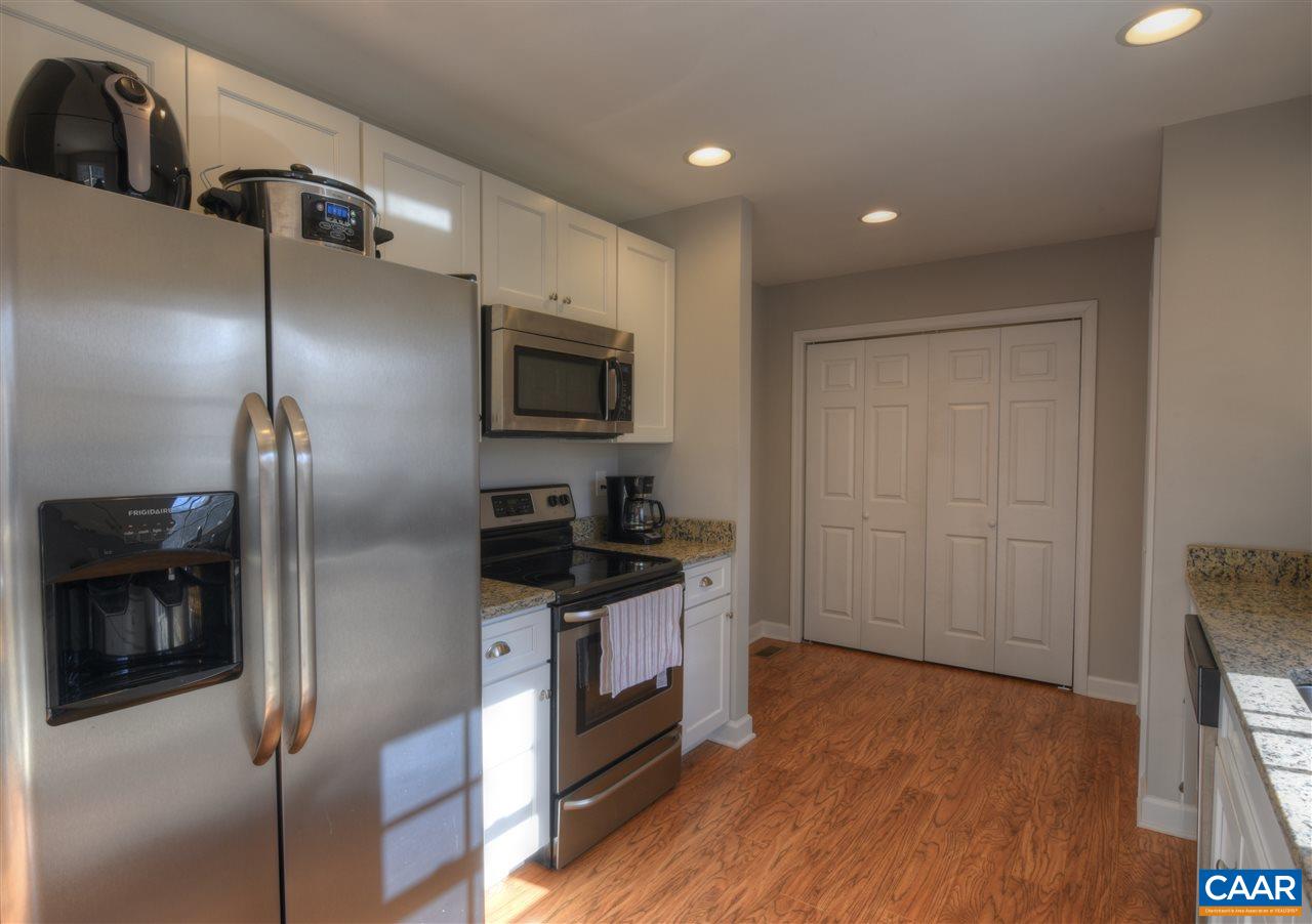 9 Buck Island Road Palmyra, VA 22963 - Photo 7 of 28 a kitchen with stainless steel appliances a microwave a stove and a refrigerator