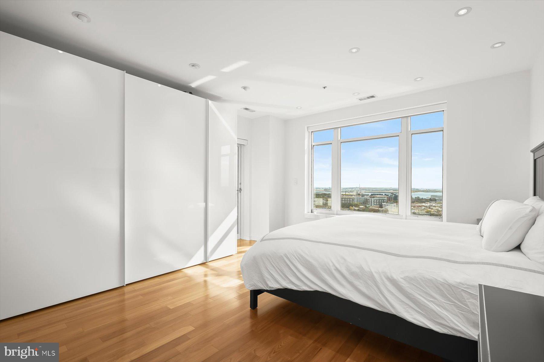 100 Harborview Drive, Unit 1901 Baltimore, MD 21230 - Photo 45 of 107 a bedroom with a bed and a window