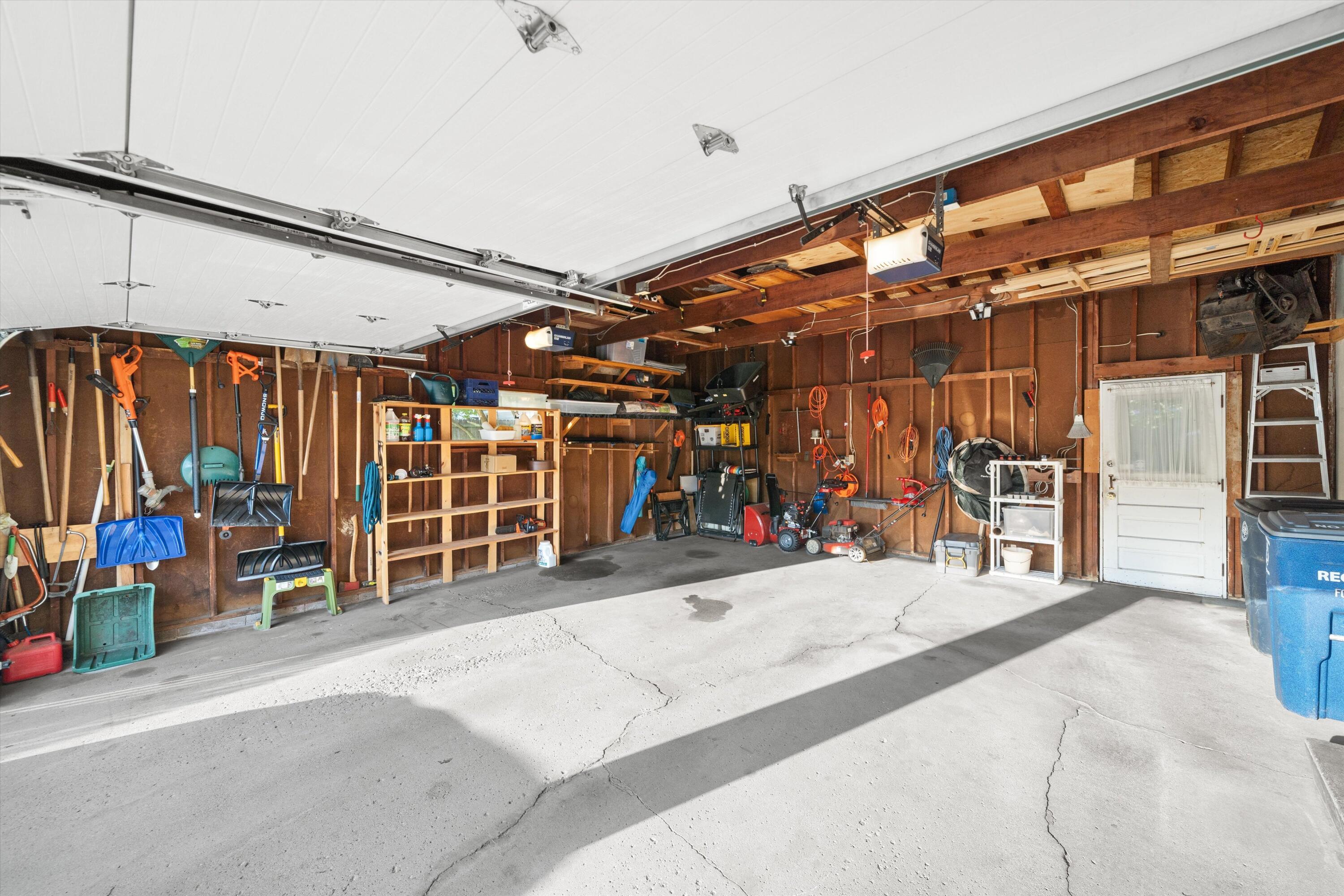 1609 Glastonbury Road Ann Arbor, MI 48103 - Photo 25 of 34 25