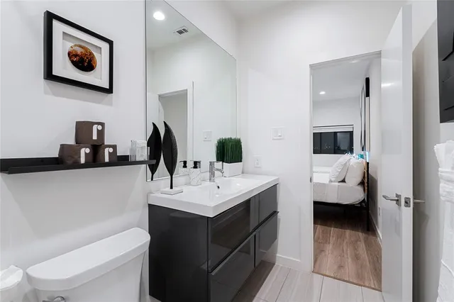 a en suite bathroom with a toilet sink and mirror