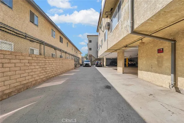 a view of a backyard with pathway