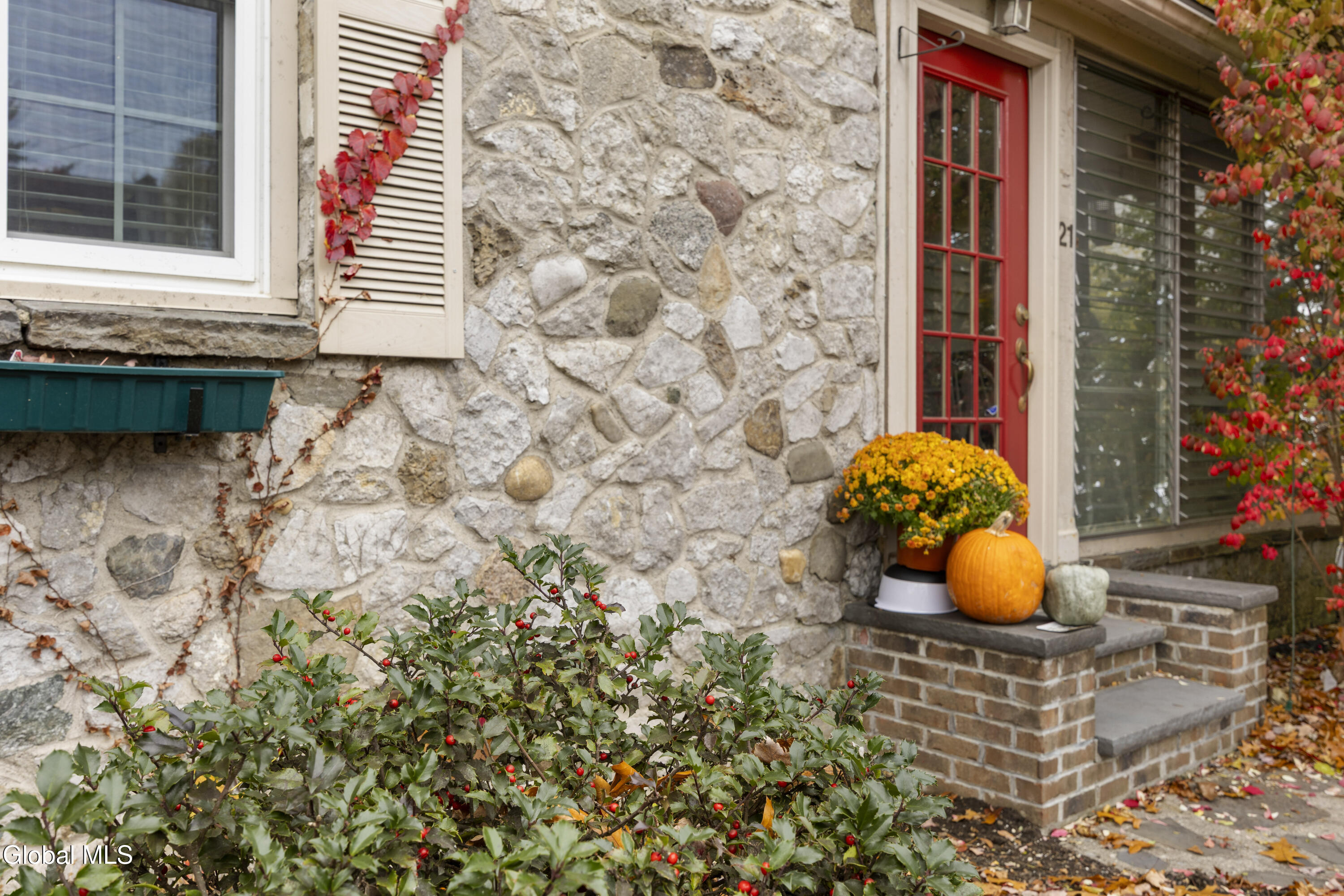 21 Roweland Avenue Bethlehem, NY 12054 - Photo 4 of 42 5