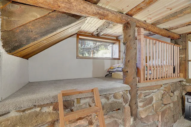 a view of a yard in front of house