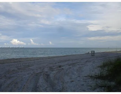 $3,000 | 6039 Collins Avenue, Unit 537, Miami Beach, FL 33140