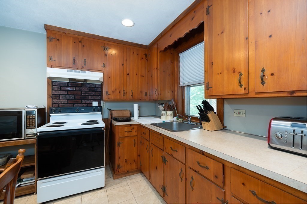 47 Lawrence Street Danvers, MA 01923 - Photo 8 of 31