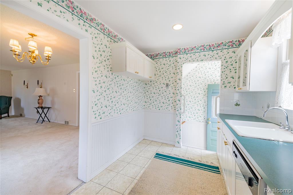 23211 Myrtle Street Dearborn, MI 48128 - Photo 11 of 36