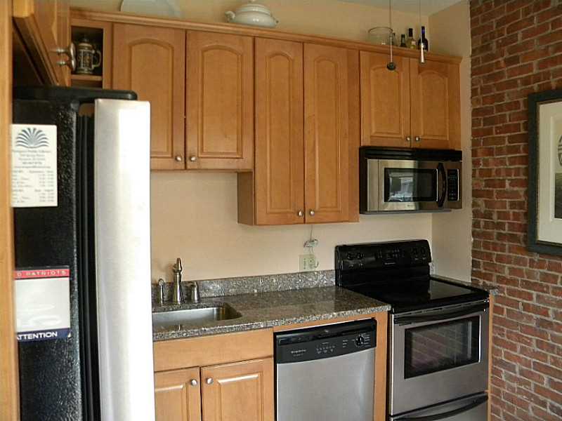 20 Berkeley Avenue, Unit 3 Newport, RI 02840 - Photo 19 of 25 Kitchen.