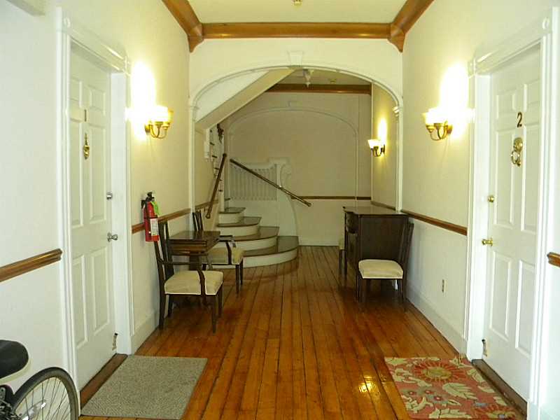 20 Berkeley Avenue, Unit 3 Newport, RI 02840 - Photo 5 of 25 Entry.