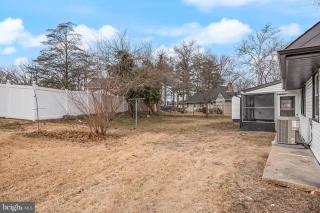 a view of backyard of the house