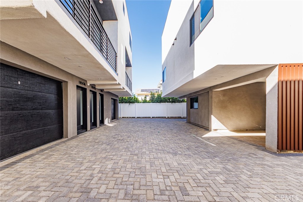 1857 Crenshaw Boulevard, Unit 1/2 Los Angeles, CA 90019 - Photo 6 of 24 a view of entryway