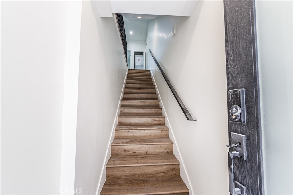 1857 Crenshaw Boulevard, Unit 1/2 Los Angeles, CA 90019 - Photo 8 of 24 a view of entryway