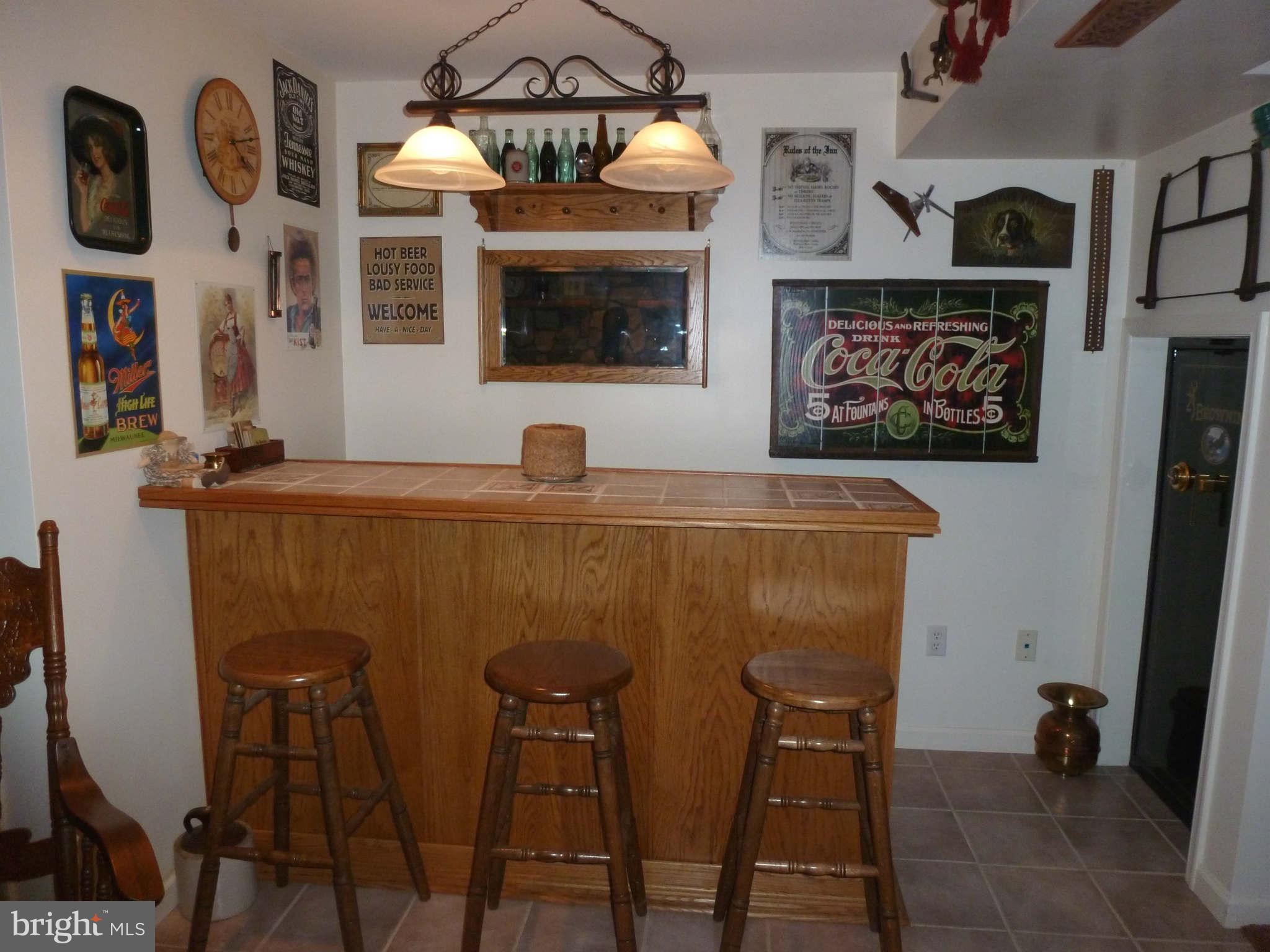 13600 Loy Wolfe Road Smithsburg, MD 21783 - Photo 25 of 28 Dry bar in the LL Family Room