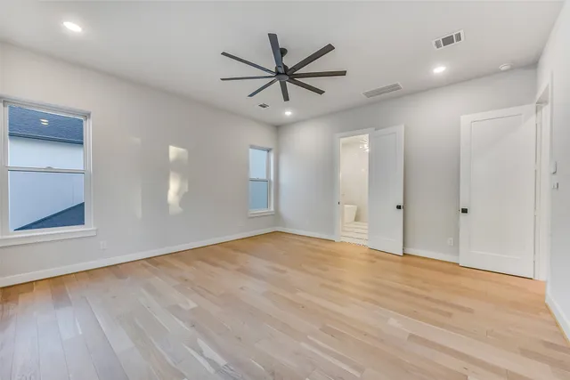 a view of a livingroom with a ceiling fan & hardwood floor