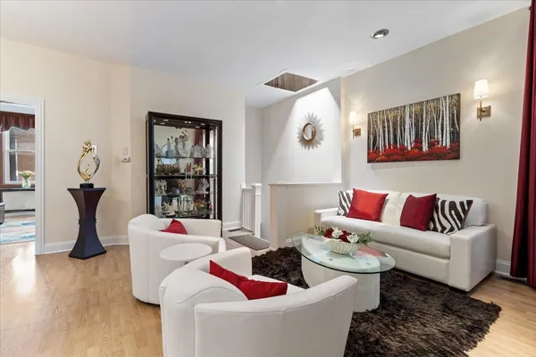 $1,099,000 | 1916 West Irving Park Road, Chicago, IL 60613