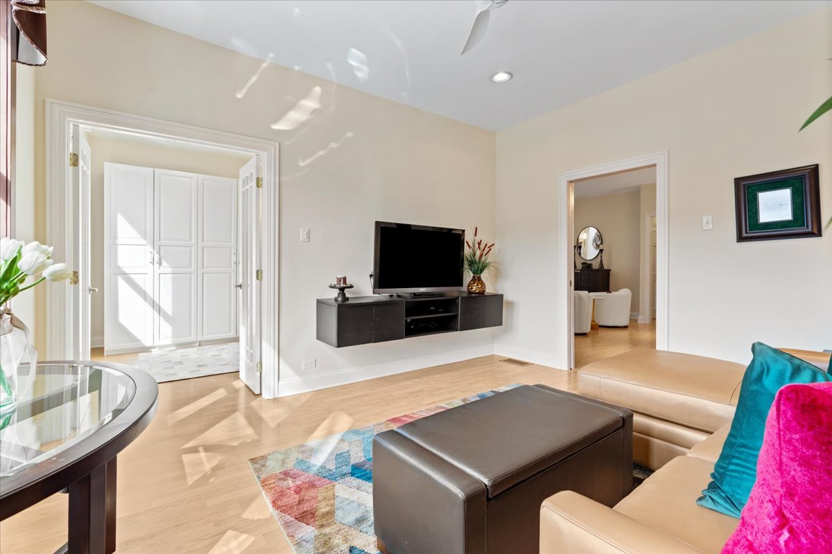 1916 West Irving Park Road Chicago, IL 60613 - Photo 9 of 27