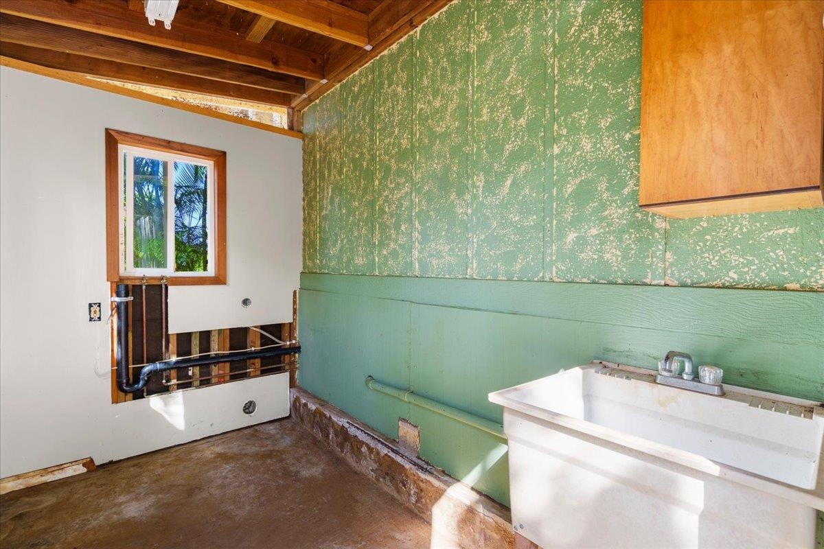 44 Puu KOA Place Haiku, HI 96708 - Photo 39 of 42 a bathroom with a sink and a toilet