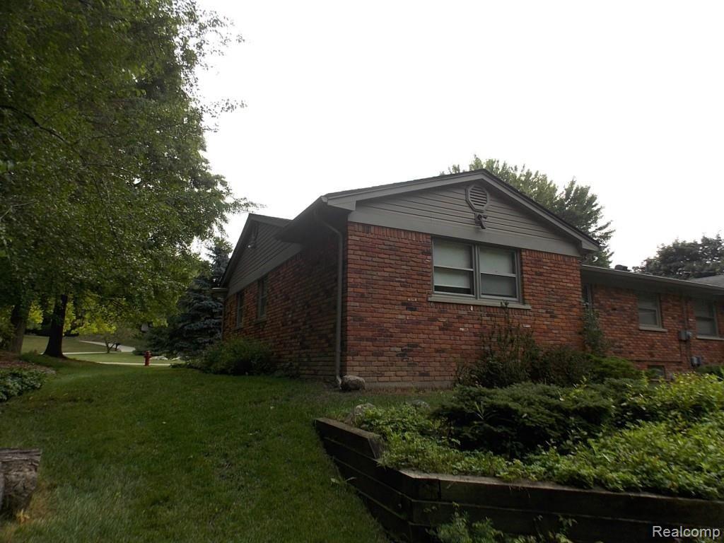1745 Oakstone Drive Rochester, MI 48309 - Photo 21 of 27 Side Elevation