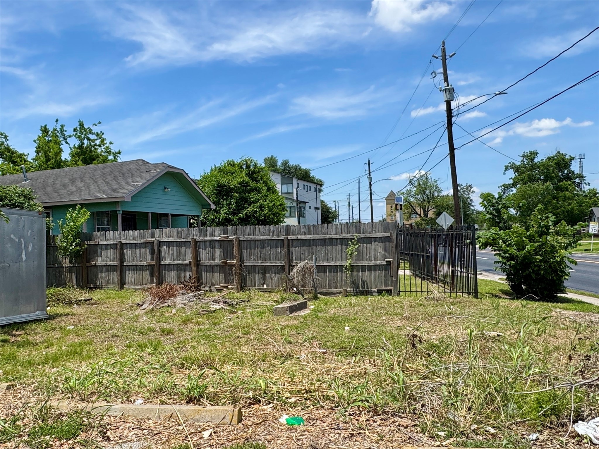 7309 North Main Street Houston, TX 77018 - Photo 4 of 6 a house with swimming pool